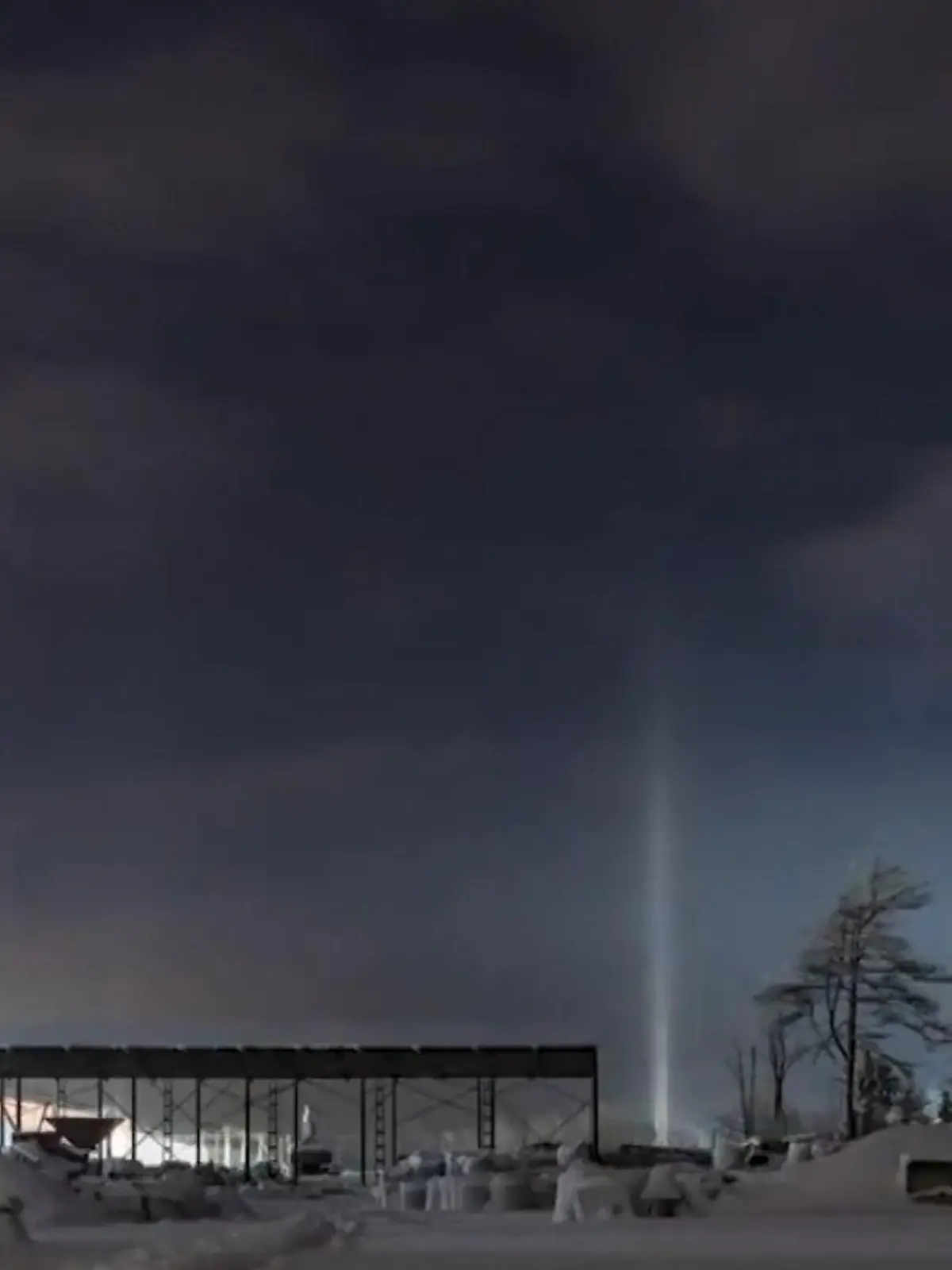 Bild zu: "Seltenes Frostphänomen! Plötzlich schießen Lichtsäulen in den Himmel"