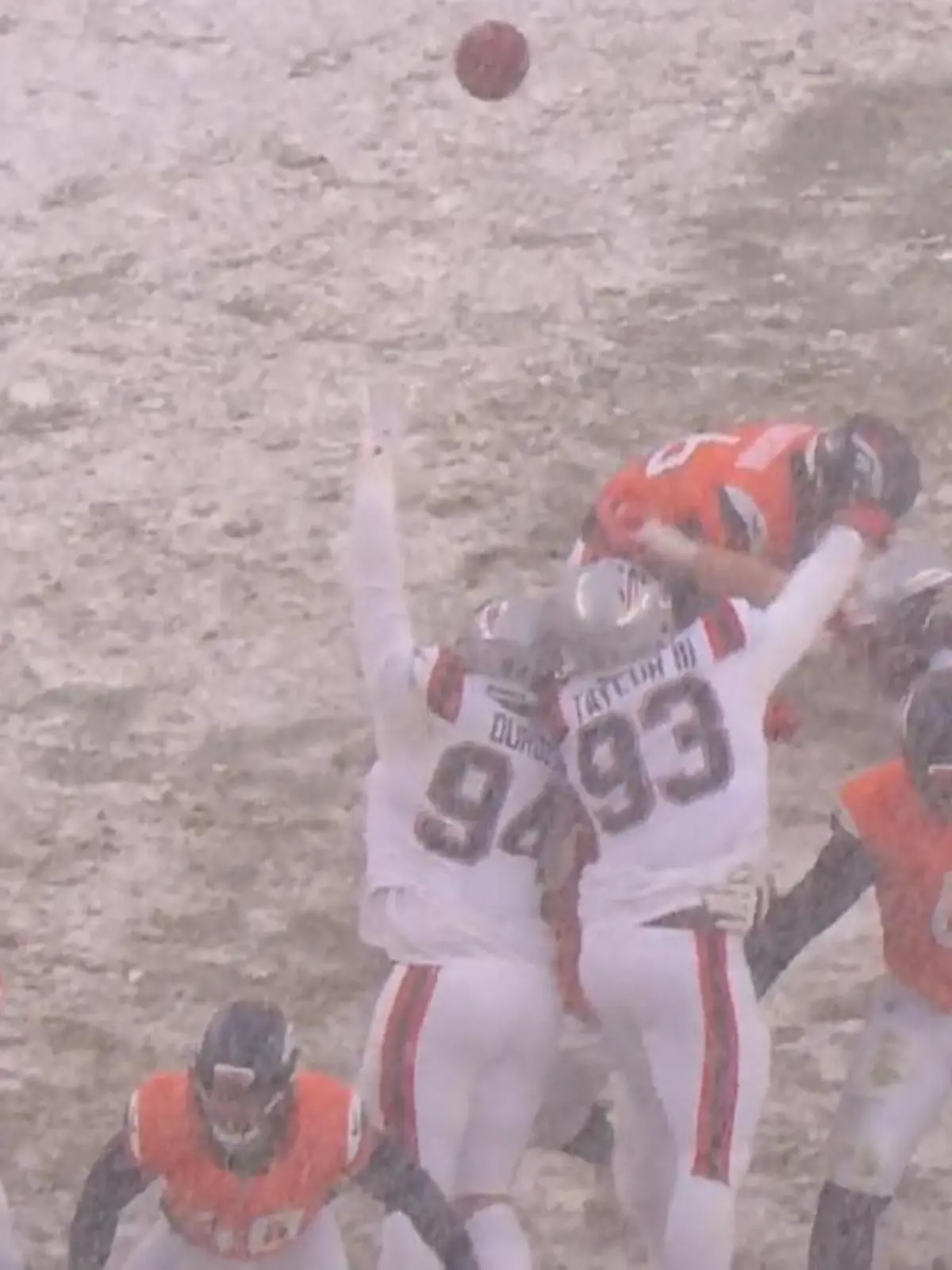 Bild zu: "Wintereinbruch mitten im Spiel! Patriots behalten aber den Durchblick"