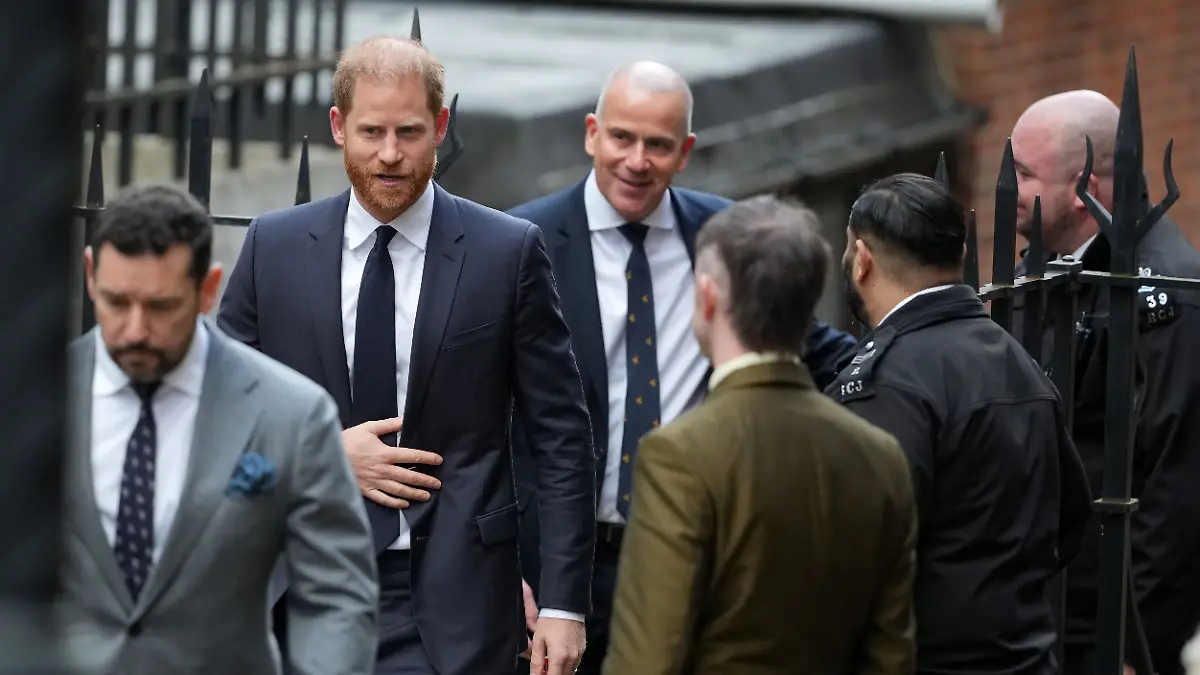 Umgegeben von Securitymitarbeitern trifft Prinz Harry bei Gericht ein 