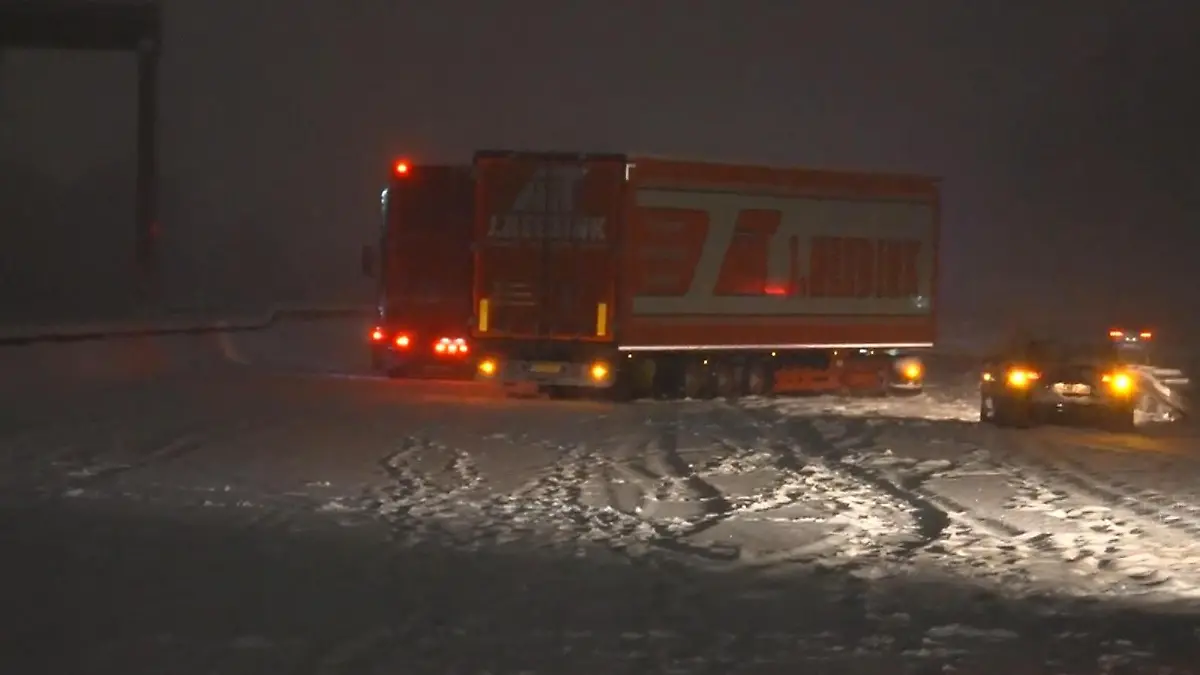 Glättealarm in Deutschland! Schnee-Chaos lähmt Berufsverkehr ,,Wir stecken hier alle fest!"