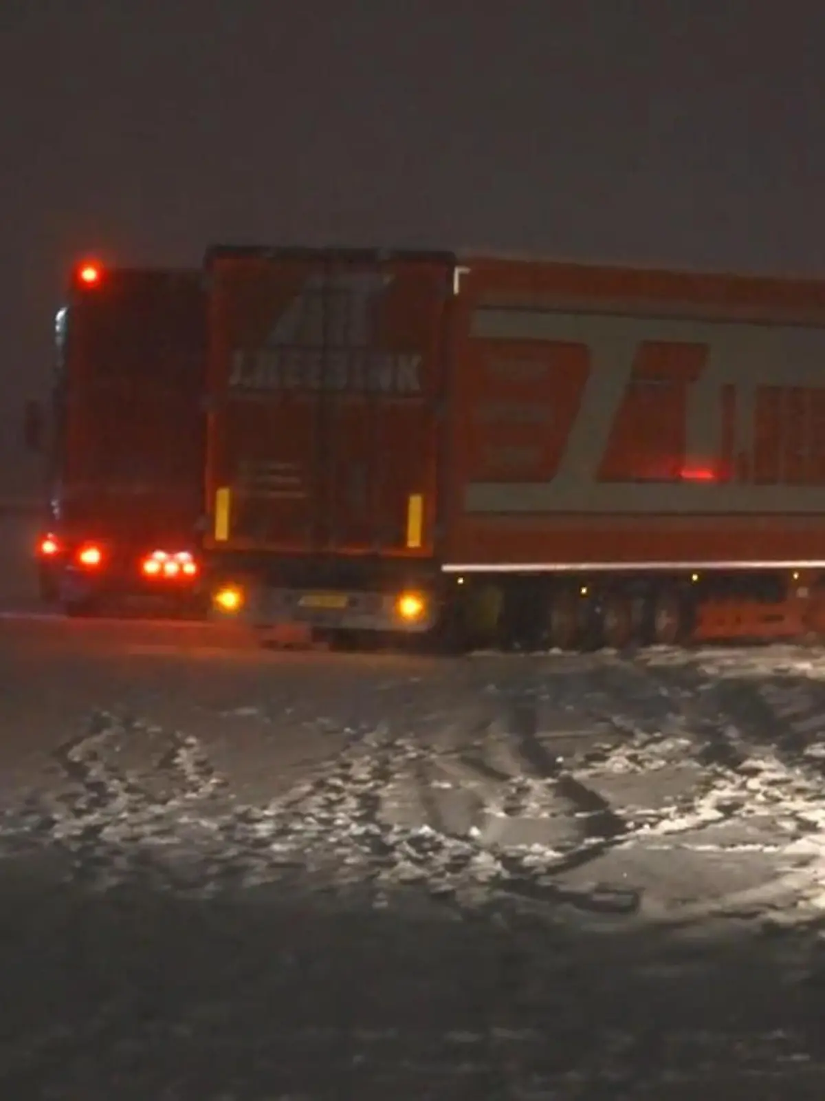 Bild zu: "Glättealarm in Deutschland! Schnee-Chaos lähmt Berufsverkehr"