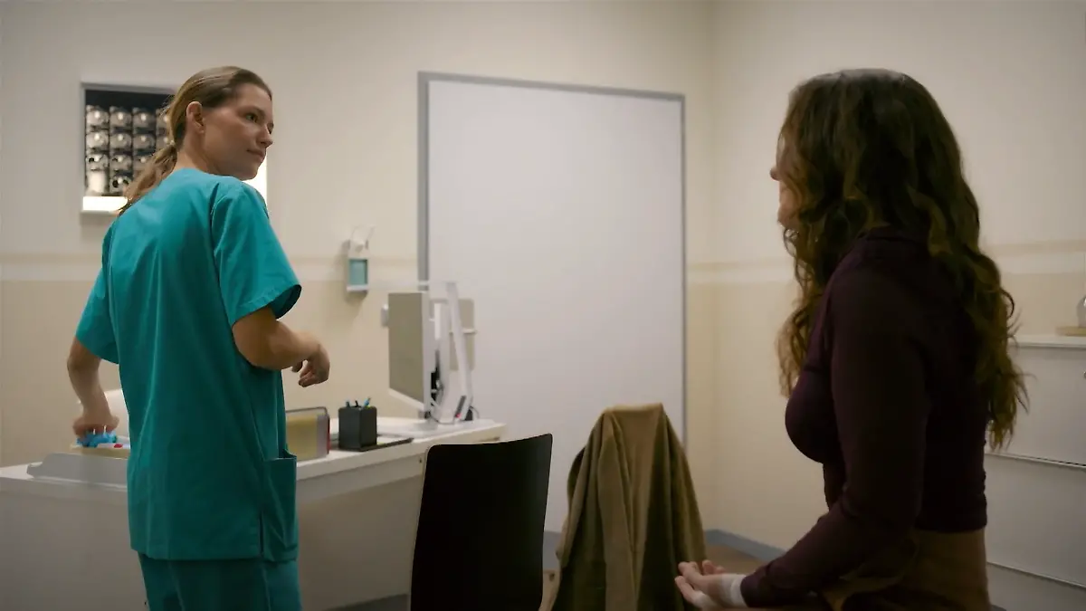 Nathalie behandelt Emma, Valeas Mutter, im Krankenhaus