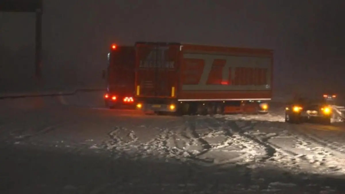 Glättealarm in Deutschland! Schnee-Chaos lähmt Berufsverkehr ,,Wir stecken hier alle fest!"