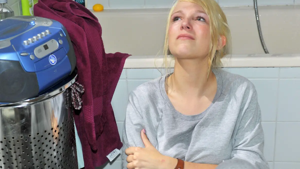 Lilly (Iris Mareike Steen) verzweifelte bereits 2013  an den Folgen, die ihre Bulimie nach sich zieht.