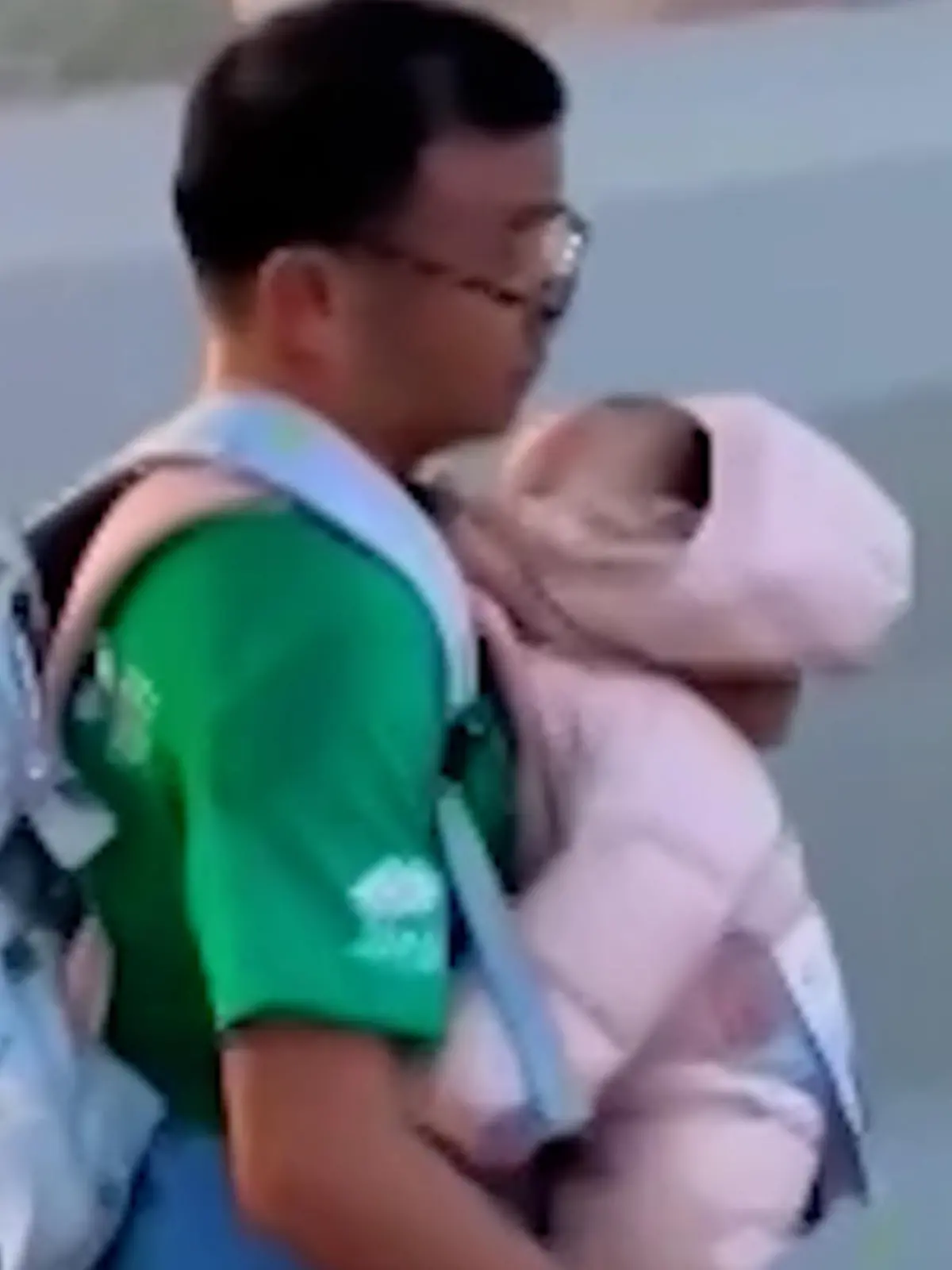 Bild zu: "Vater schnallt sich Baby um und läuft Marathon – Shitstorm!"