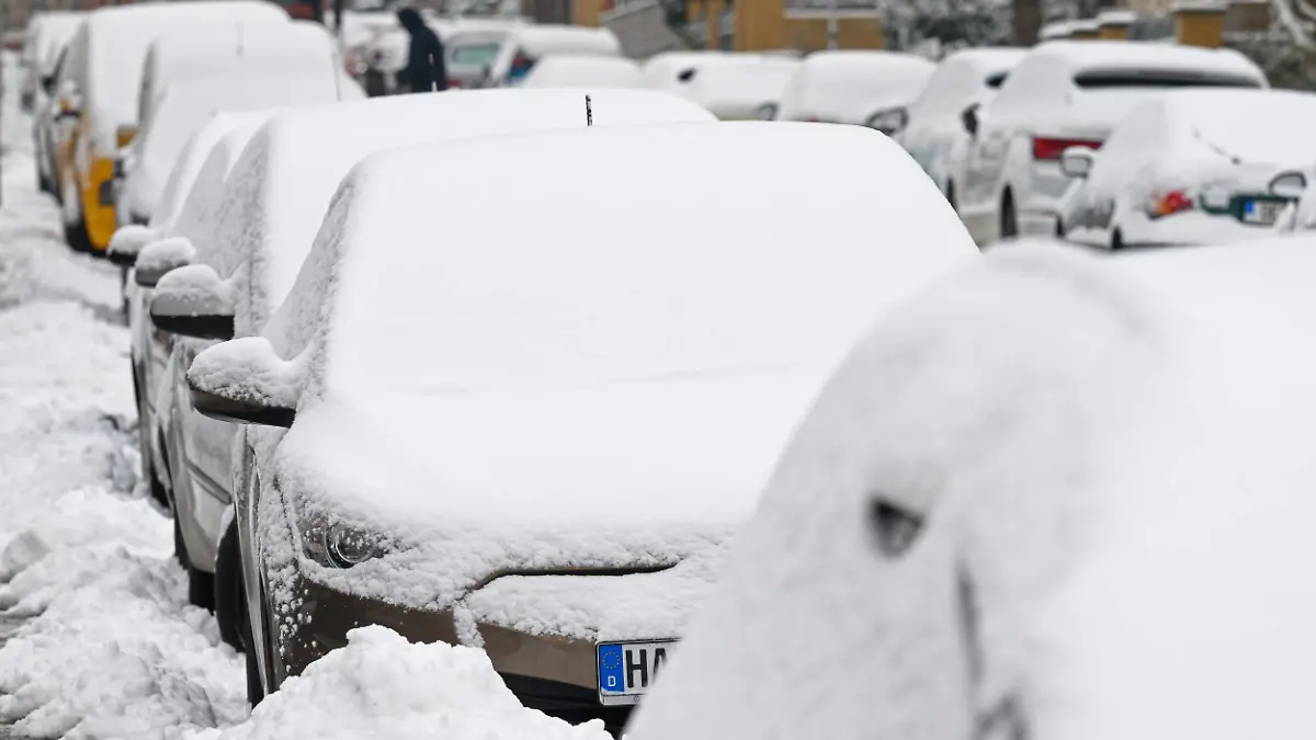 Schnee-und-Glatteis-Hier-legt-Winter-Tief-Leonie-Deutschland-lahm-Schneechaos-und-Blitzeis