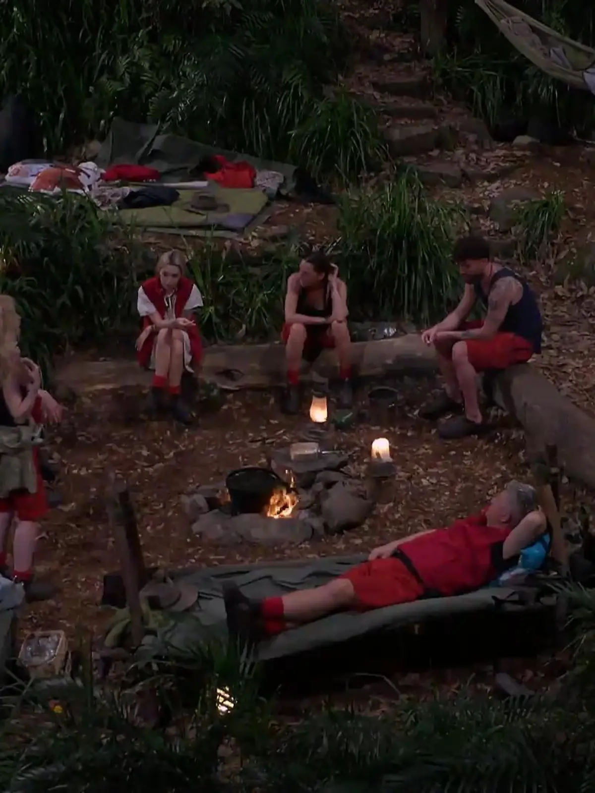 Bild zu: "Jetzt zicken auch die Ruhigsten! Am Lagerfeuer kracht es zwischen diesen Dschungel-Damen"