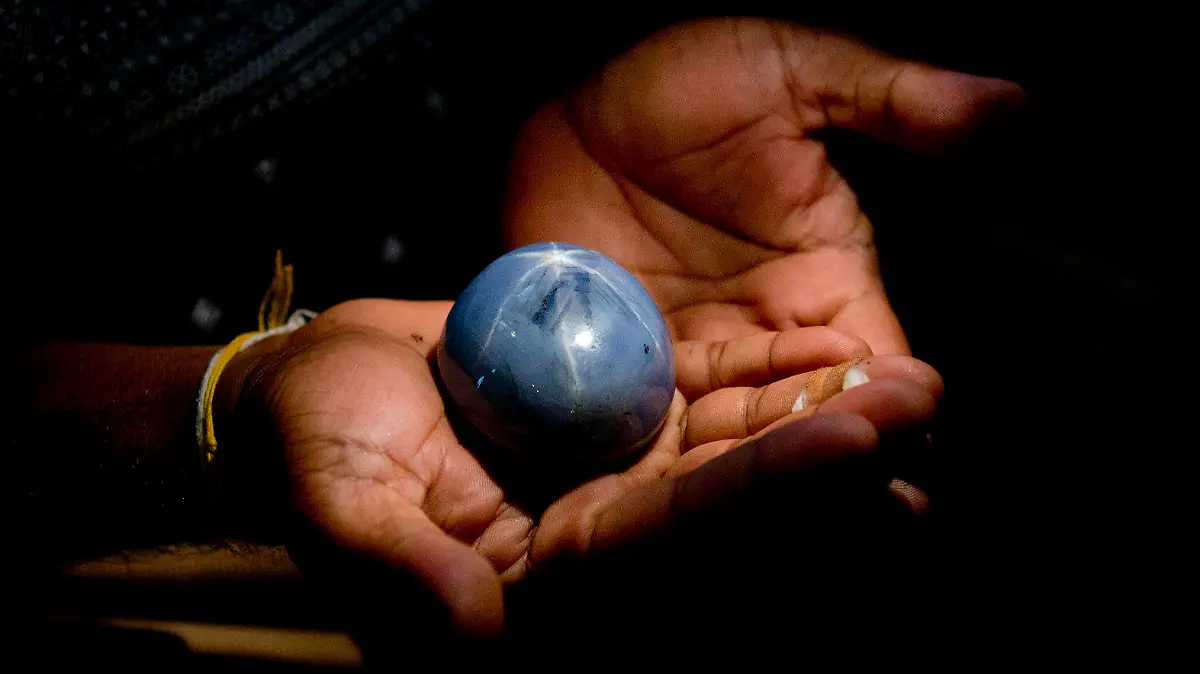Dieser blaue Saphir hat "nur" 1.400 Karat und wiegt 281 Gramm.