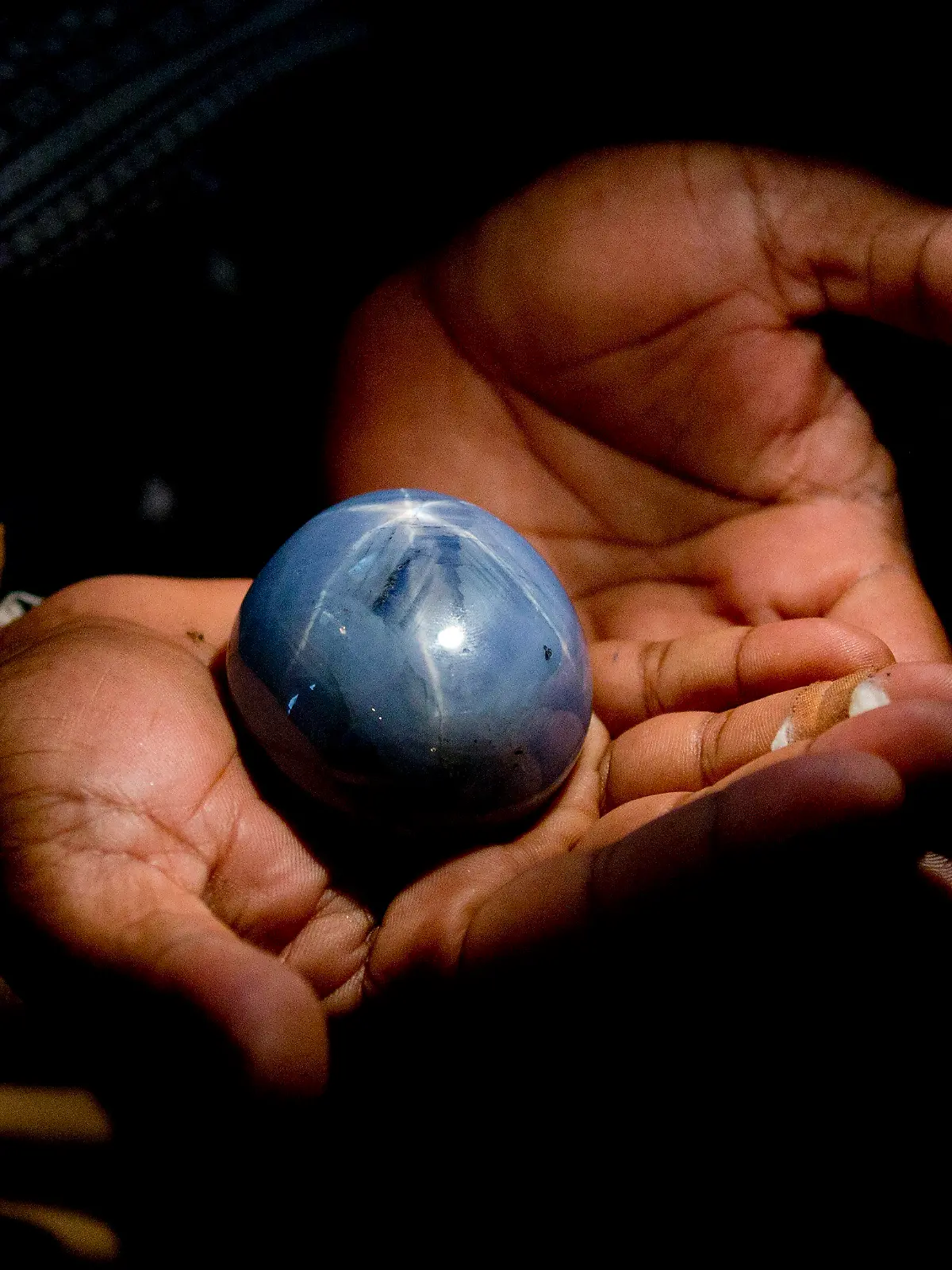 Dieser blaue Saphir hat "nur" 1.400 Karat und wiegt 281 Gramm.