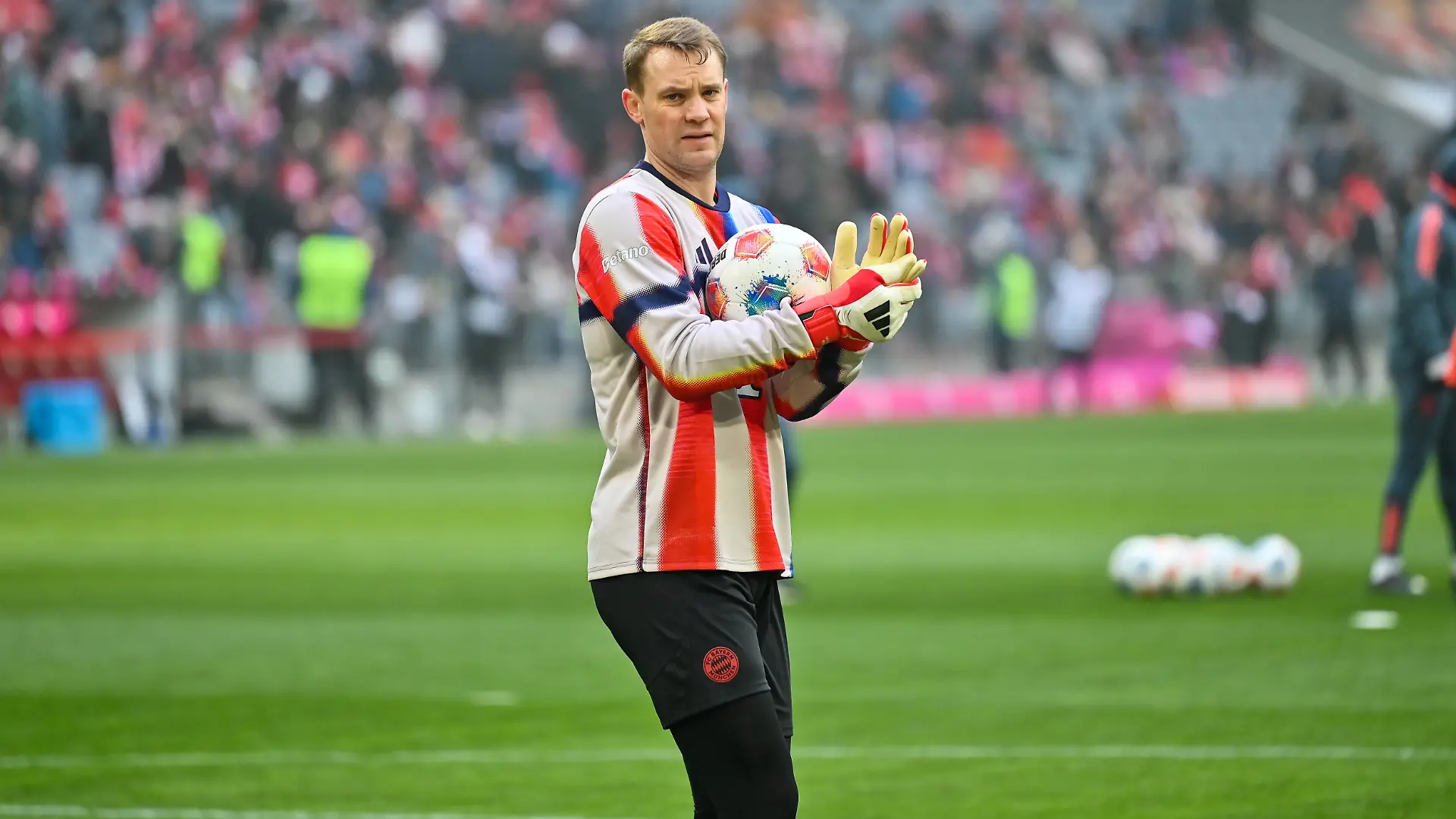 Manuel Neuer beim Aufwäremen vor dem Spiel Bayern gegen FC Augsburg. 
