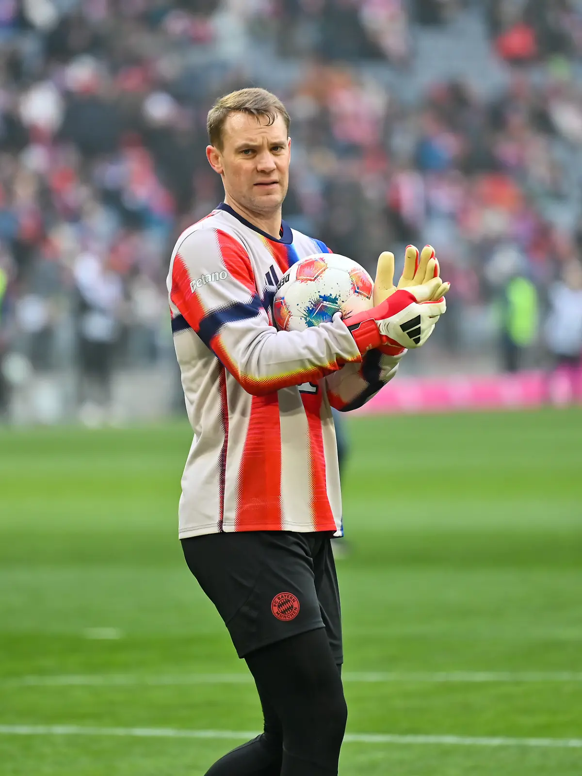 Manuel Neuer beim Aufwäremen vor dem Spiel Bayern gegen FC Augsburg. 