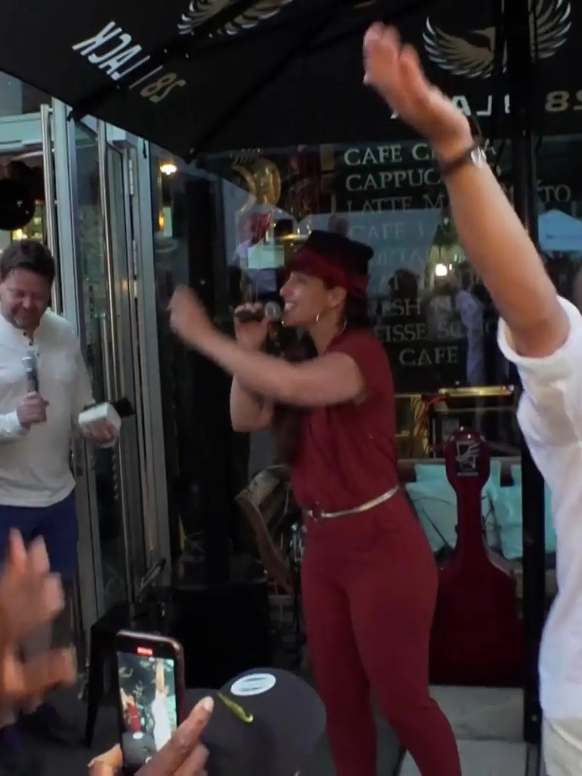 Der Geburtstag von Rapper und Gastronom Hassan Annouri ist jedes Jahr ein Anlass für ein stimmungsvolles Fest. Die Corona-Zahlen haben es zugelassen, dass der Frankfurter Produzent zumindest draußen feiern durfte. Und die Promi-Mischung auf diesem Annouri-Fest war sehenswert! Wo sonst kommen so unterschiedliche Menschen wie Sängerin Kaye-Ree und Tatjana Gsell zusammen?