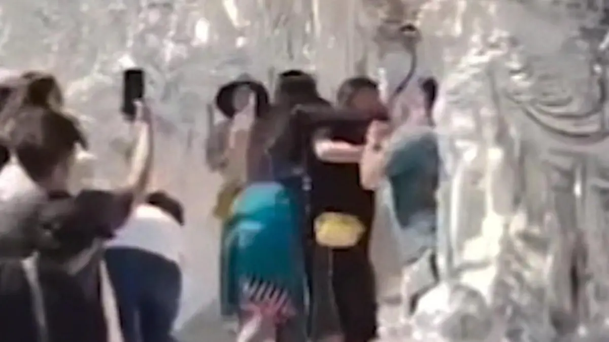 Kampf um Selfie-Spot! Tempel-Touris prügeln plötzlich los Wutanfall in der Warteschlange