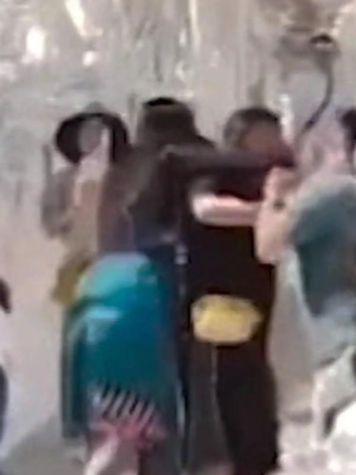 Bild zu: "Kampf um Selfie-Spot! Tempel-Touris prügeln plötzlich los"