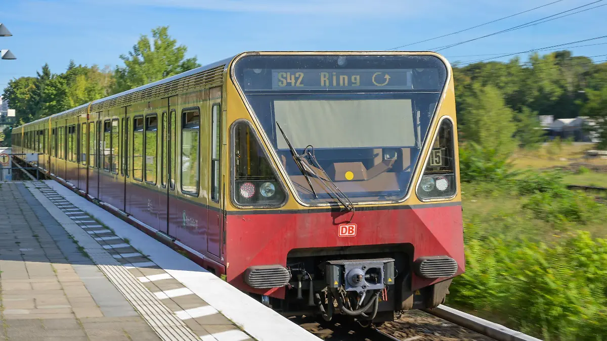Jugendliche verprügeln Familie in Berliner S-Bahn: 47-Jährige schwer verletzt
