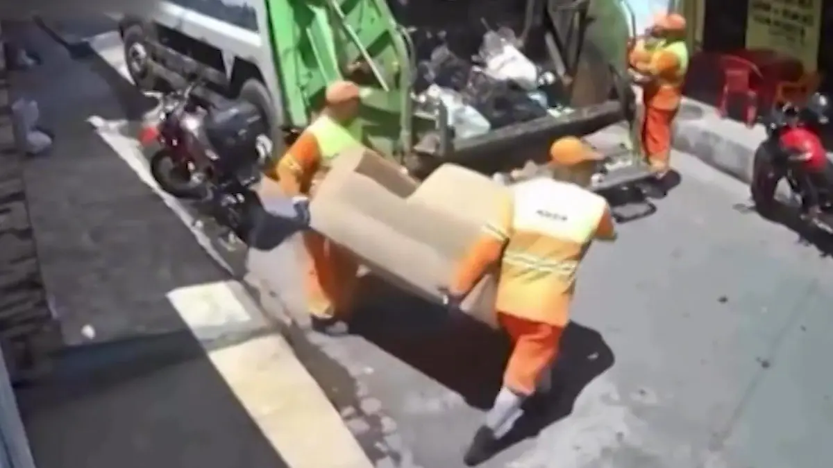 Frau trocknet Sofa vor Haustür – dann kommt die Müllabfuhr! Darf das schon weg?!