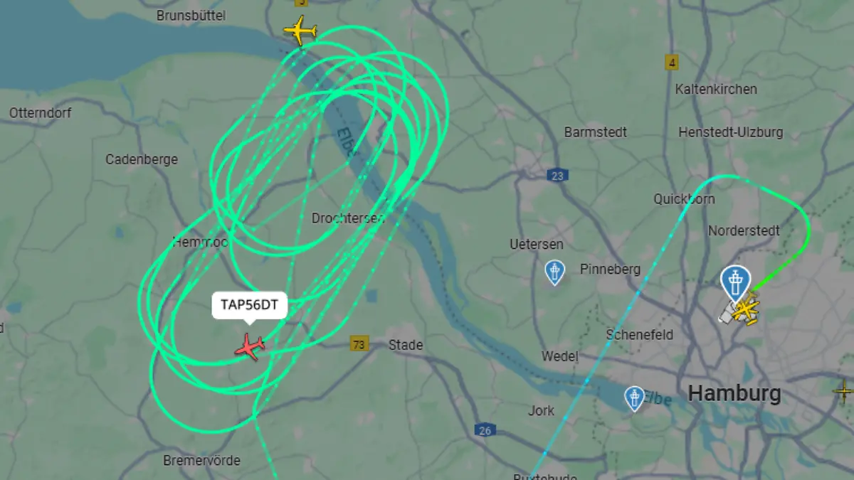 Flug TP561 meldet einen Notfall. Die Maschine kreist stundenlang über Norddeutschland. Das zeigt die Karte von Flightradar24.
