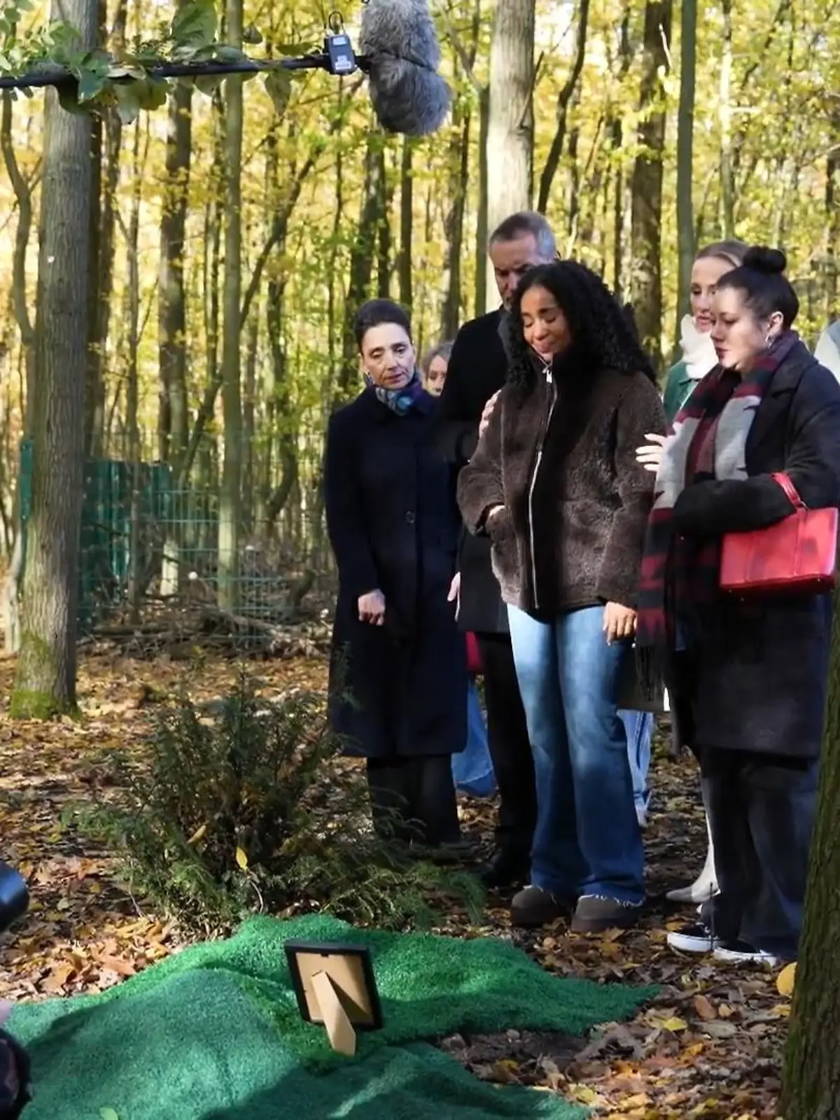 Bild zu: "Backstage bei AWZ! So emotional war der Dreh von Jans Beerdigung"