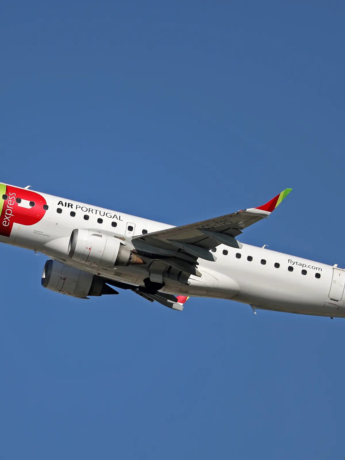 Die Maschine, die aktuell über Hamburg kreist: eine TAP Express mit der Registrierung CS-TPO