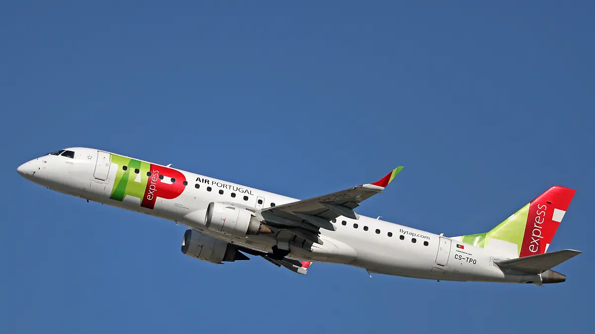 Die Maschine, die aktuell über Hamburg kreist: eine TAP Express mit der Registrierung CS-TPO