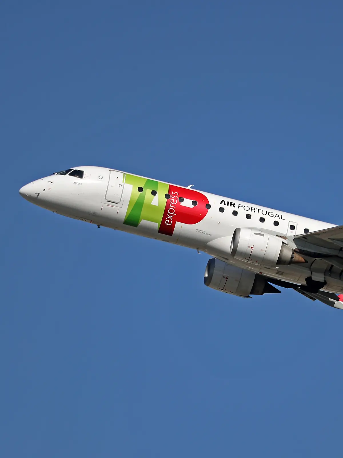 Die Maschine, die aktuell über Hamburg kreist: eine TAP Express mit der Registrierung CS-TPO