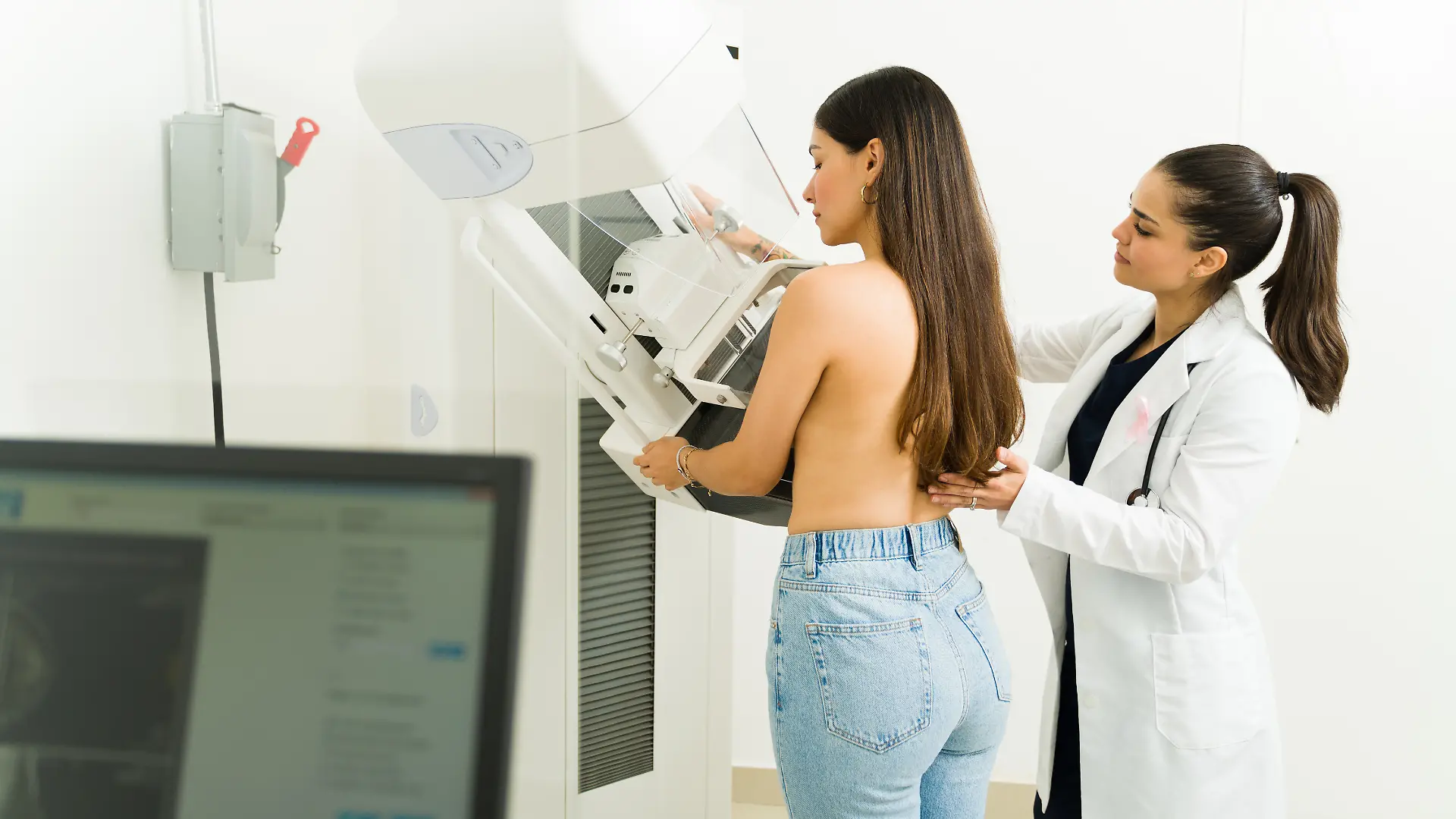 Junge Frau bei der Mammographie 