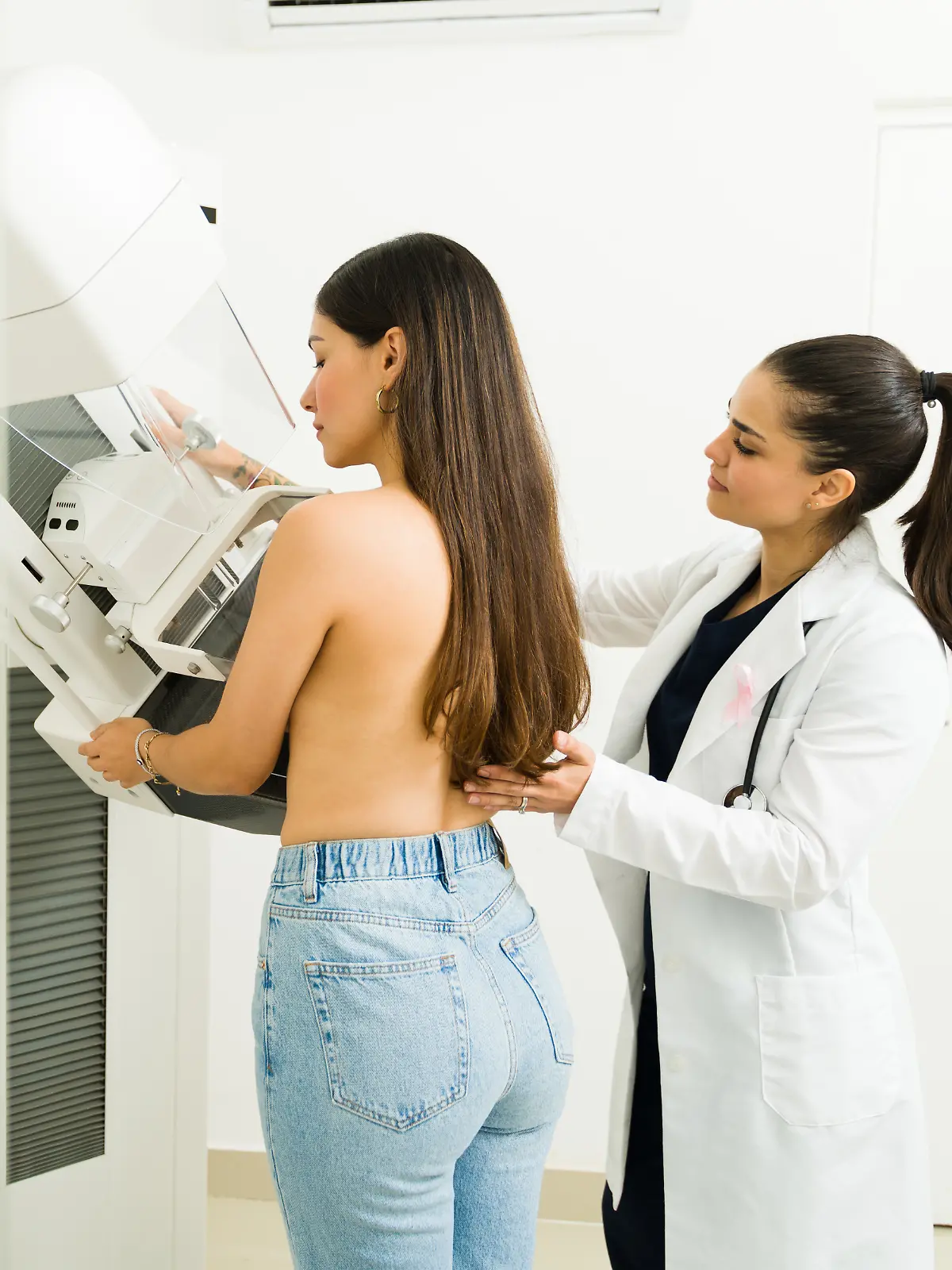 Junge Frau bei der Mammographie 