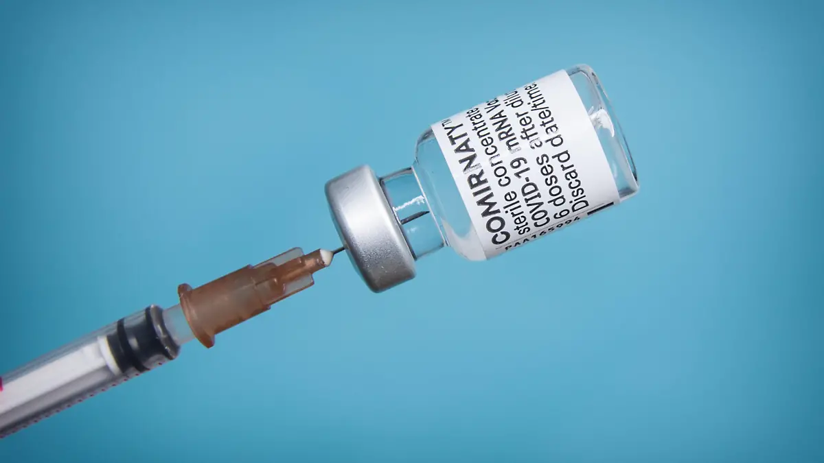  Bamberg, Deutschland 23. Mai 2021: Vor einem blauen Hintergrund, wird mit Hilfe einer Impfspritze eine Impfdosis mit dem mRNA-Impfstoff Comirnaty, BNT162b2, Biontech / Pfizer aus einer Ampulle gezogen. Bayern *** Bamberg, Germany 23 May 2021 Against a blue background, a vaccine dose containing the mRNA vaccine Comirnaty, BNT162b2, Biontech Pfizer is drawn from an ampoule using a vaccination syringe Bavaria. Copyright: xFotostandx/xK.xSchmittx