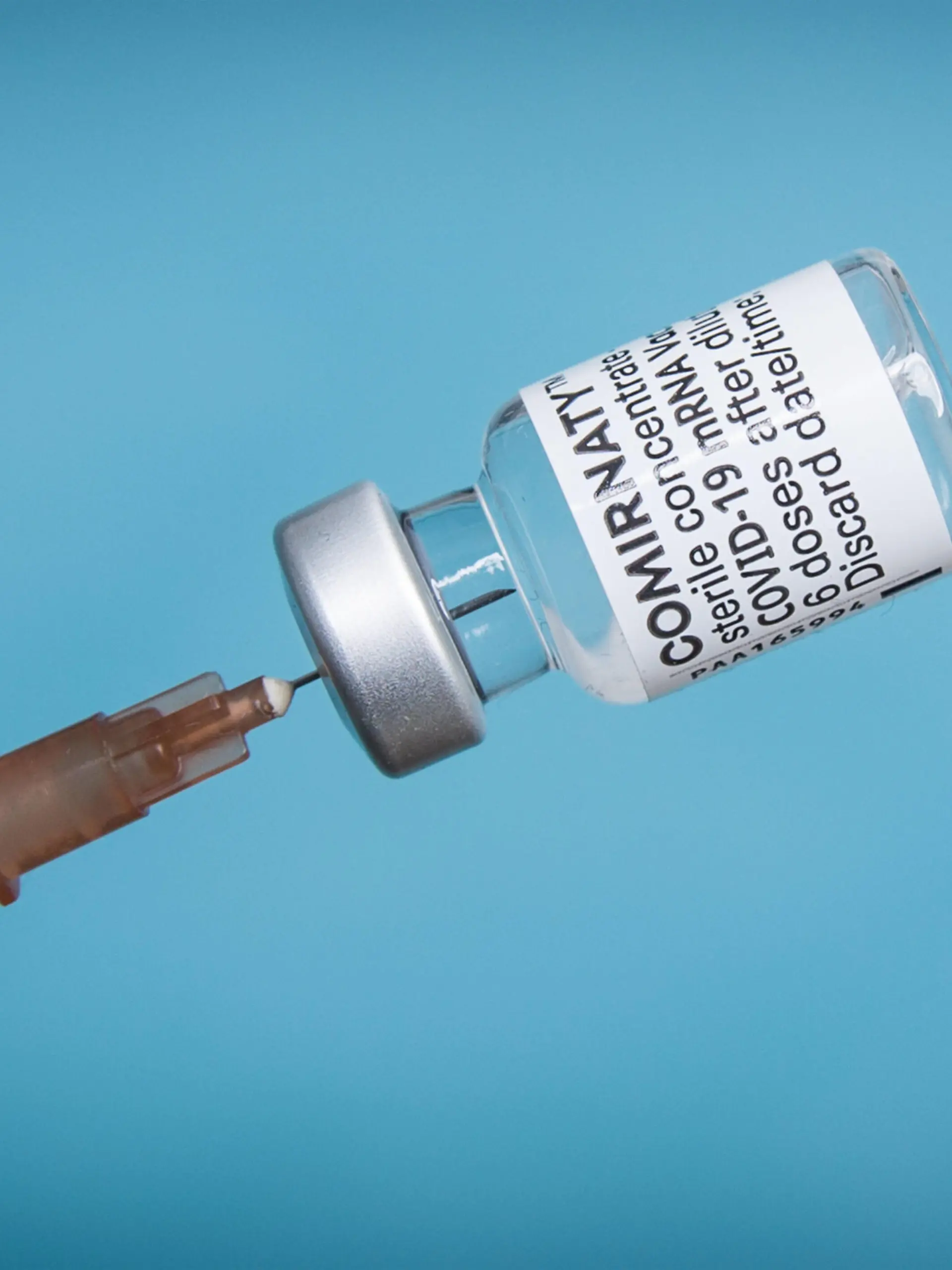  Bamberg, Deutschland 23. Mai 2021: Vor einem blauen Hintergrund, wird mit Hilfe einer Impfspritze eine Impfdosis mit dem mRNA-Impfstoff Comirnaty, BNT162b2, Biontech / Pfizer aus einer Ampulle gezogen. Bayern *** Bamberg, Germany 23 May 2021 Against a blue background, a vaccine dose containing the mRNA vaccine Comirnaty, BNT162b2, Biontech Pfizer is drawn from an ampoule using a vaccination syringe Bavaria. Copyright: xFotostandx/xK.xSchmittx