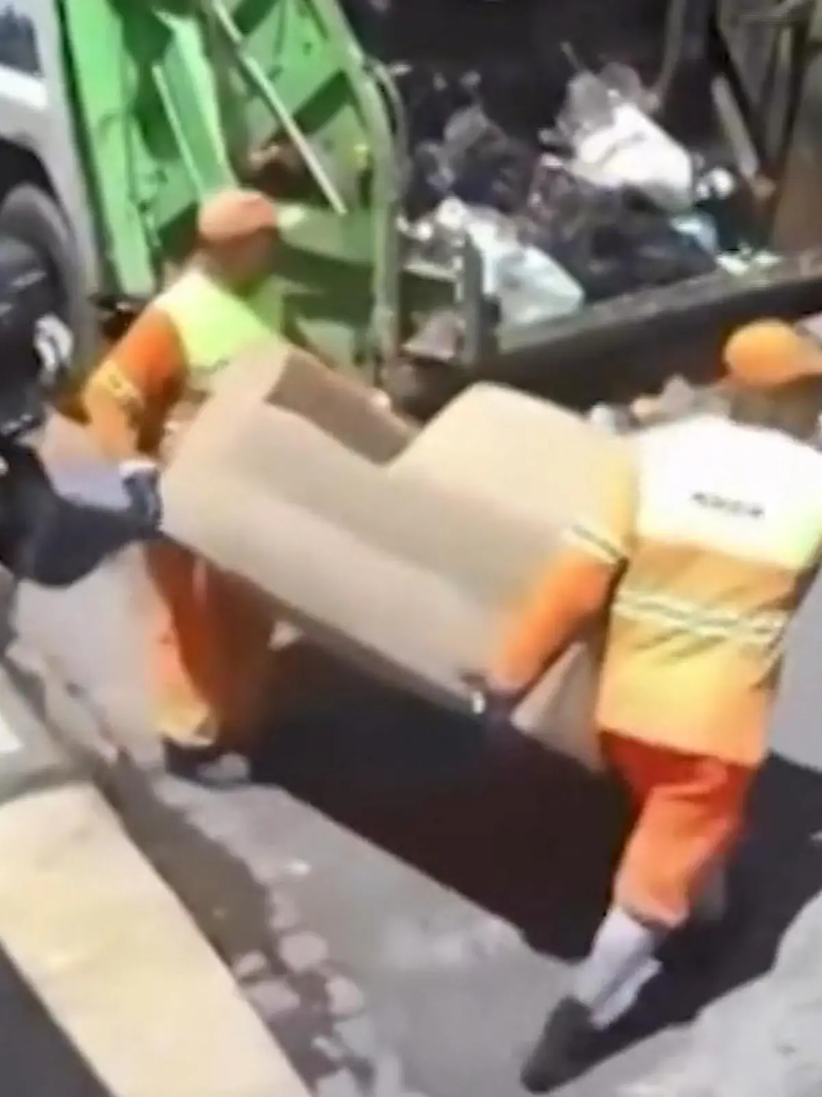 Bild zu: "Frau trocknet Sofa vor Haustür – dann kommt die Müllabfuhr!"