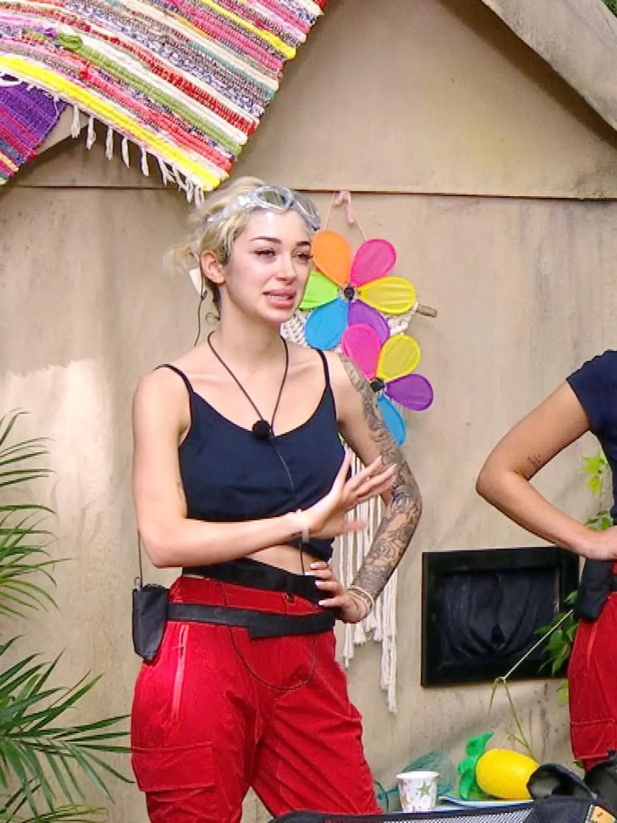 Ariel (l.), möchte nicht mit Eva Benetatou und Gil Ofarim zur Dschungelprüfung „Kotzella-Festival” antreten.