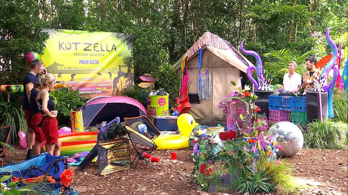 Sonja Zietlow und Jan Köppen begrüßen Ariel, Eva und Gil zur Dschungelprüfung „Kotzella-Festival”.