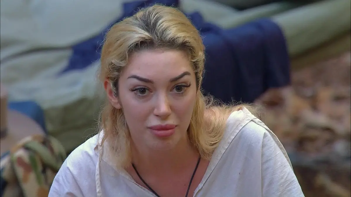 Wie bitte? Dschungelcamperin Ariel und diese Promi-Dame sind befreundet Ist ihr das etwa peinlich?