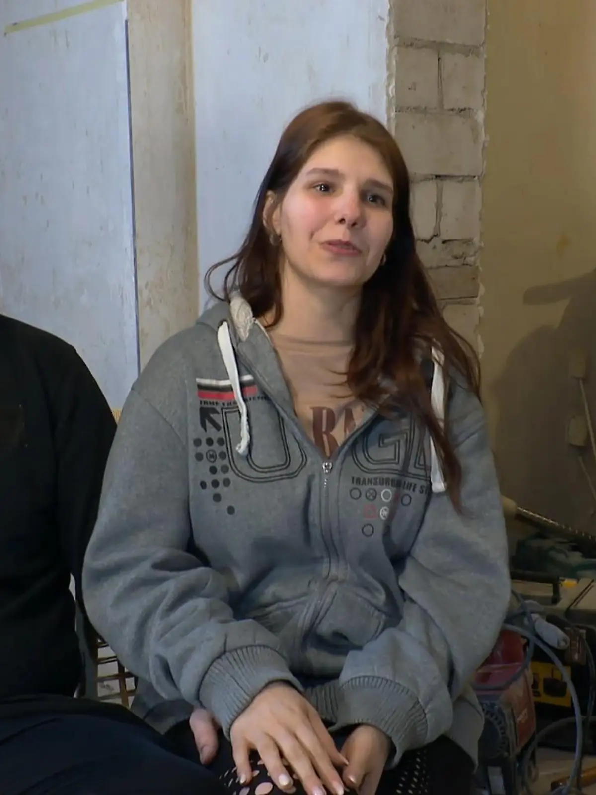 Bild zu: "Sarahs und Kevins Enthusiasmus wird durch ein Loch im Boden ausgebremst"