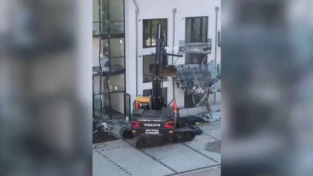 Mann zerstört Neubau mit Bagger Aus Rache