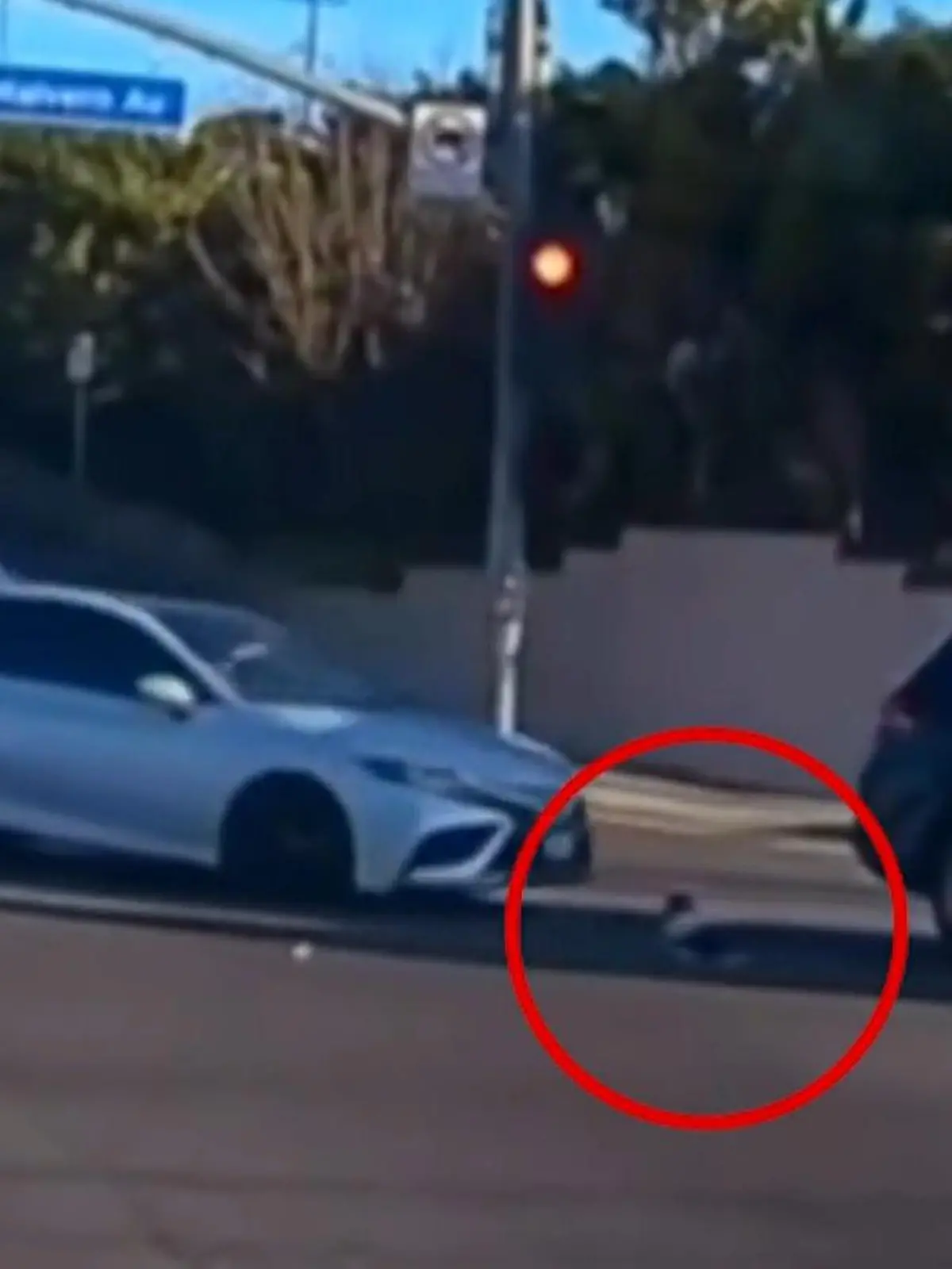 Bild zu: "Kleinkind wird aus Auto geschleudert – Polizei verhaftet Mutter"