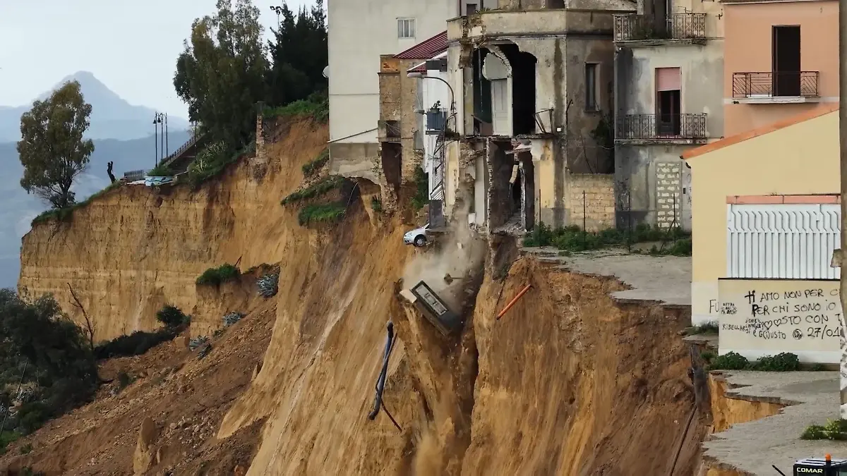 Gigantischer Erdrutsch verwüstet Urlaubsregion! Unwetter raubt Menschen ihre Heimat Ganze Häuser stürzen Hang hinunter