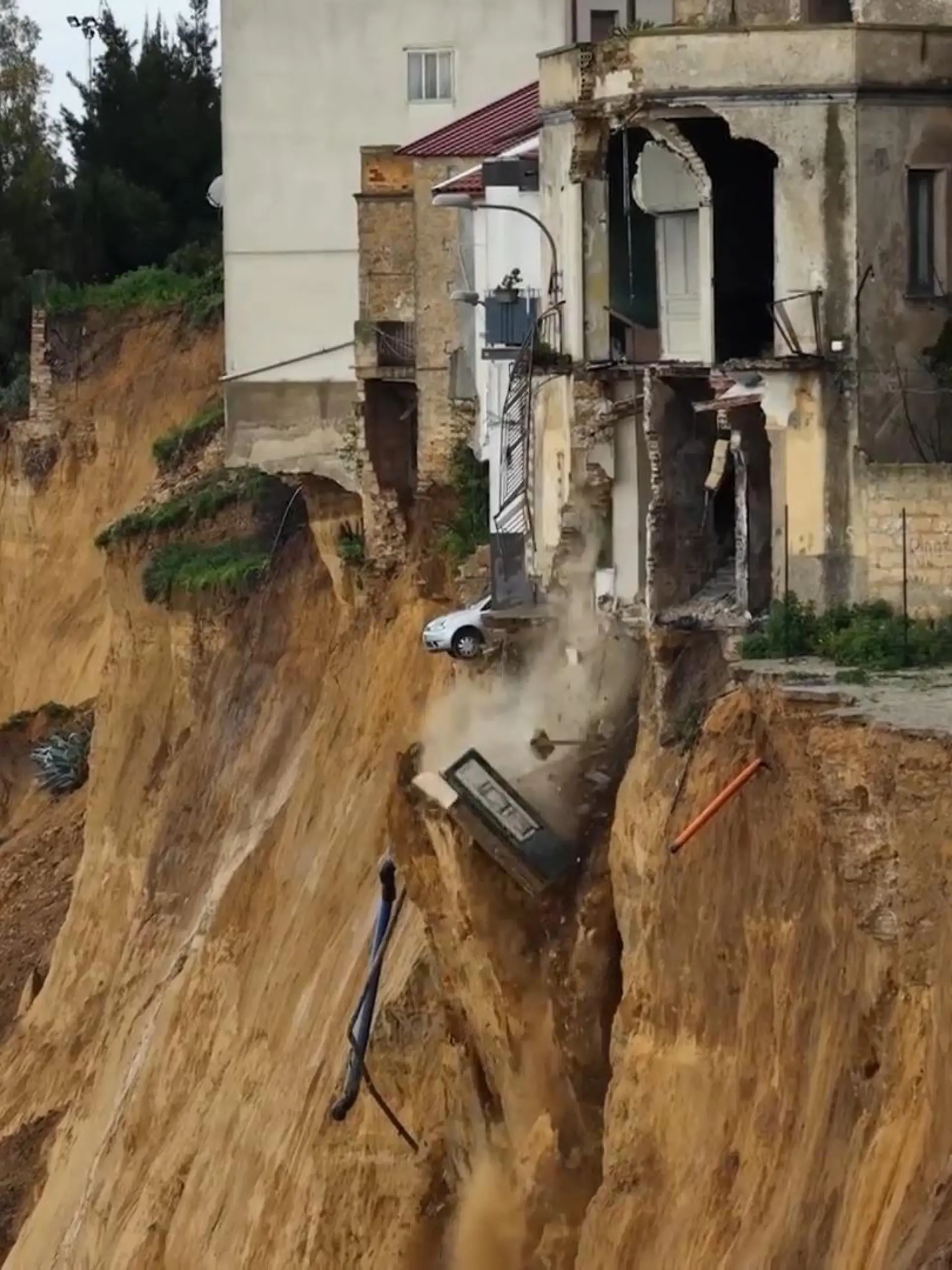 Bild zu: "Gigantischer Erdrutsch verwüstet Urlaubsregion! Unwetter raubt Menschen ihre Heimat"