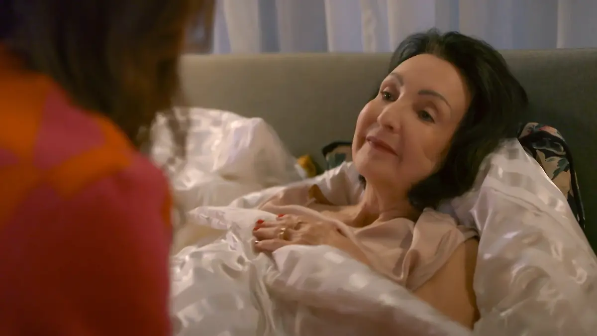 Jutta, von Schauspielerin Ewa Teilmans gespielt, liegt bei Britta, ihrer Tochter, erschöpft im Bett.