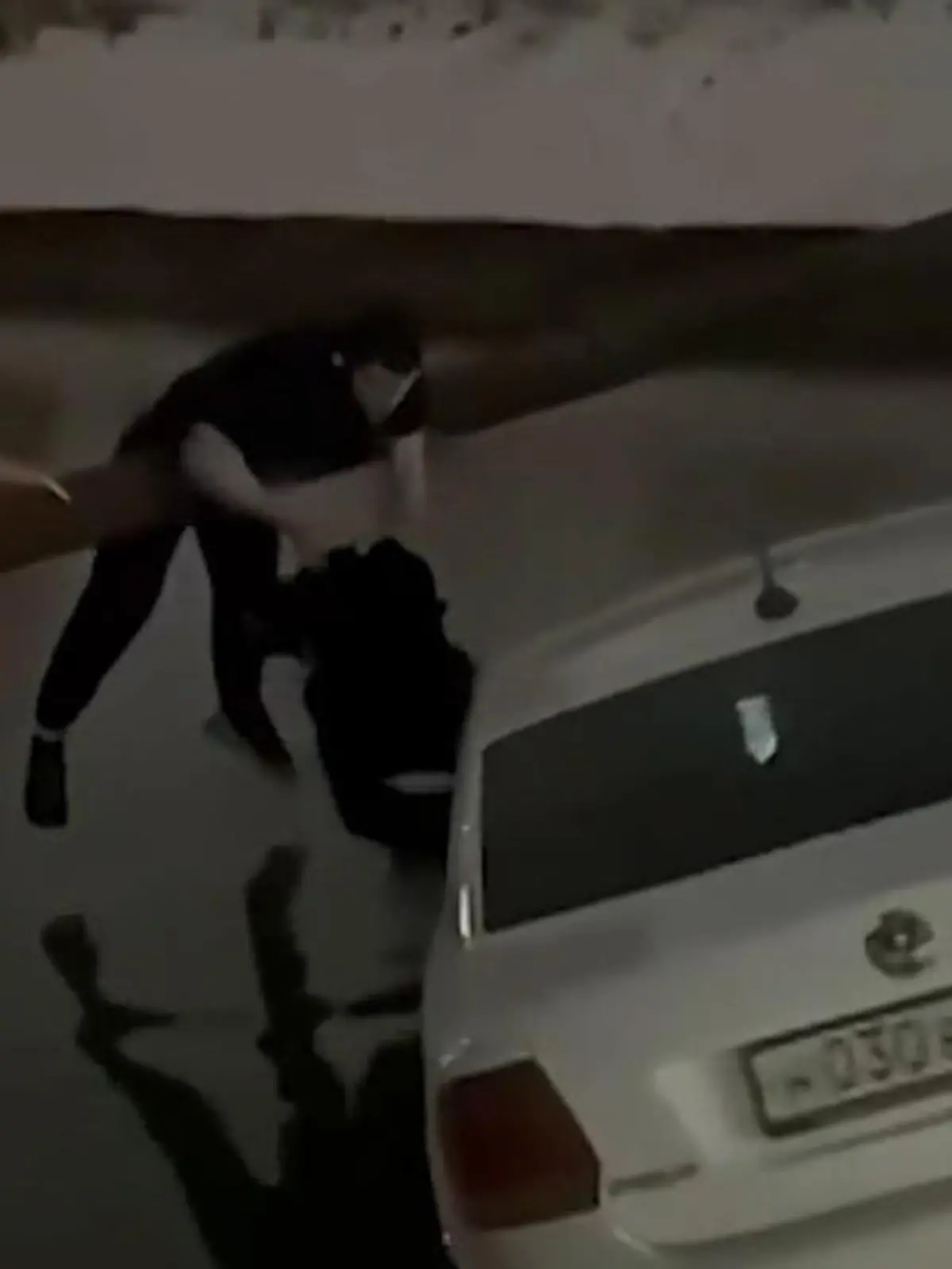 Bild zu: "Von Eiswasser mitgerissen! Taxi schlittert in Kanal – Kind wird spektakulär gerettet"