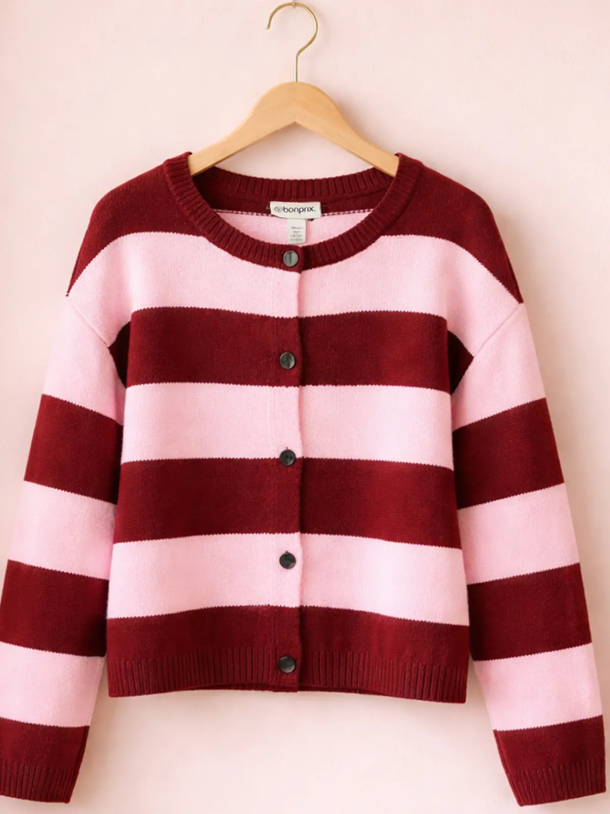 Gestreifte Strickjacke in Rosa-Rot von Bonprix.