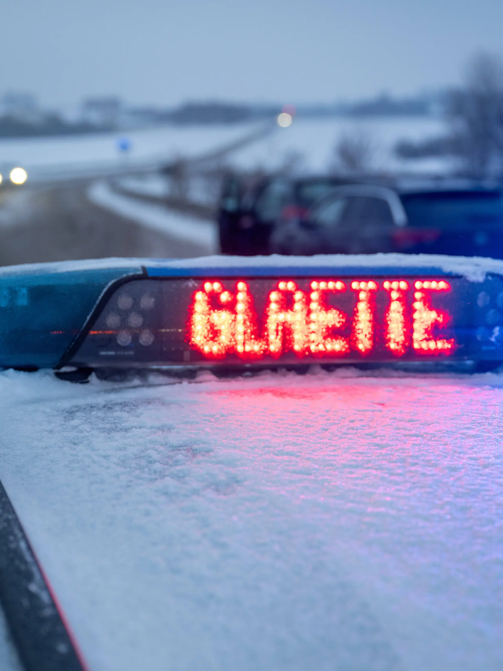 Bild zu: "Glatte Straßen im Norden! A1 nach Unfall gesperrt"