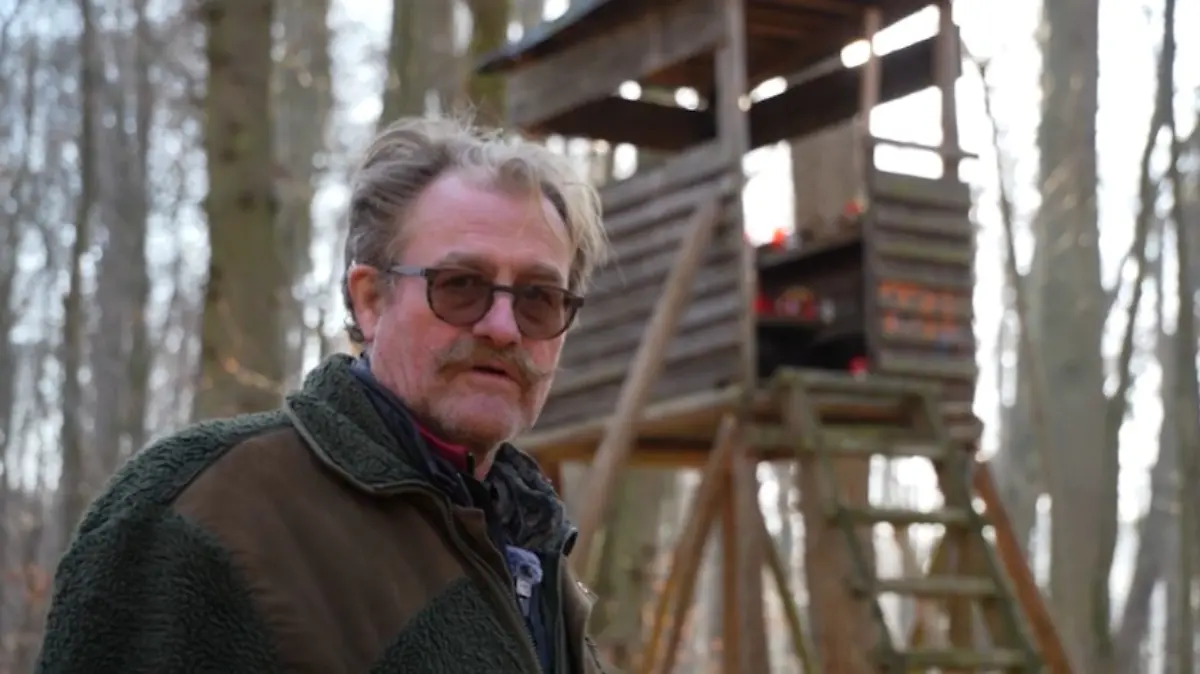 Wilfried K. steht an der Stelle, an der sein Sohn Kevin (†23) ums Leben kam.