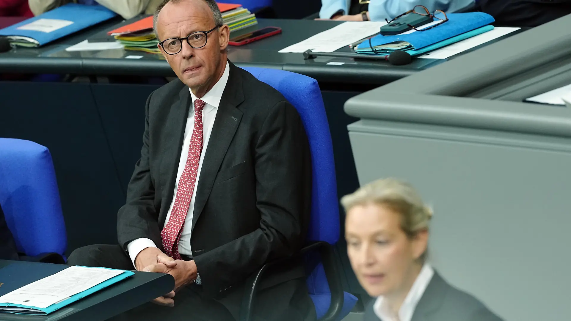 Alice Weidel, Fraktions- und Bundesvorsitzende der AfD, spricht während der Generaldebatte zum Haushalt 2025 im Bundestag, während Bundeskanzler Friedrich Merz (CDU) zuhört