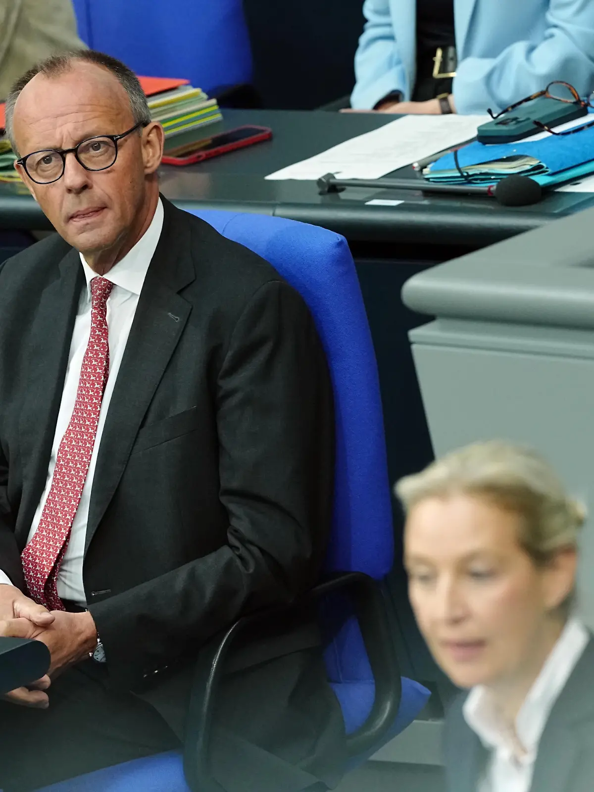Alice Weidel, Fraktions- und Bundesvorsitzende der AfD, spricht während der Generaldebatte zum Haushalt 2025 im Bundestag, während Bundeskanzler Friedrich Merz (CDU) zuhört