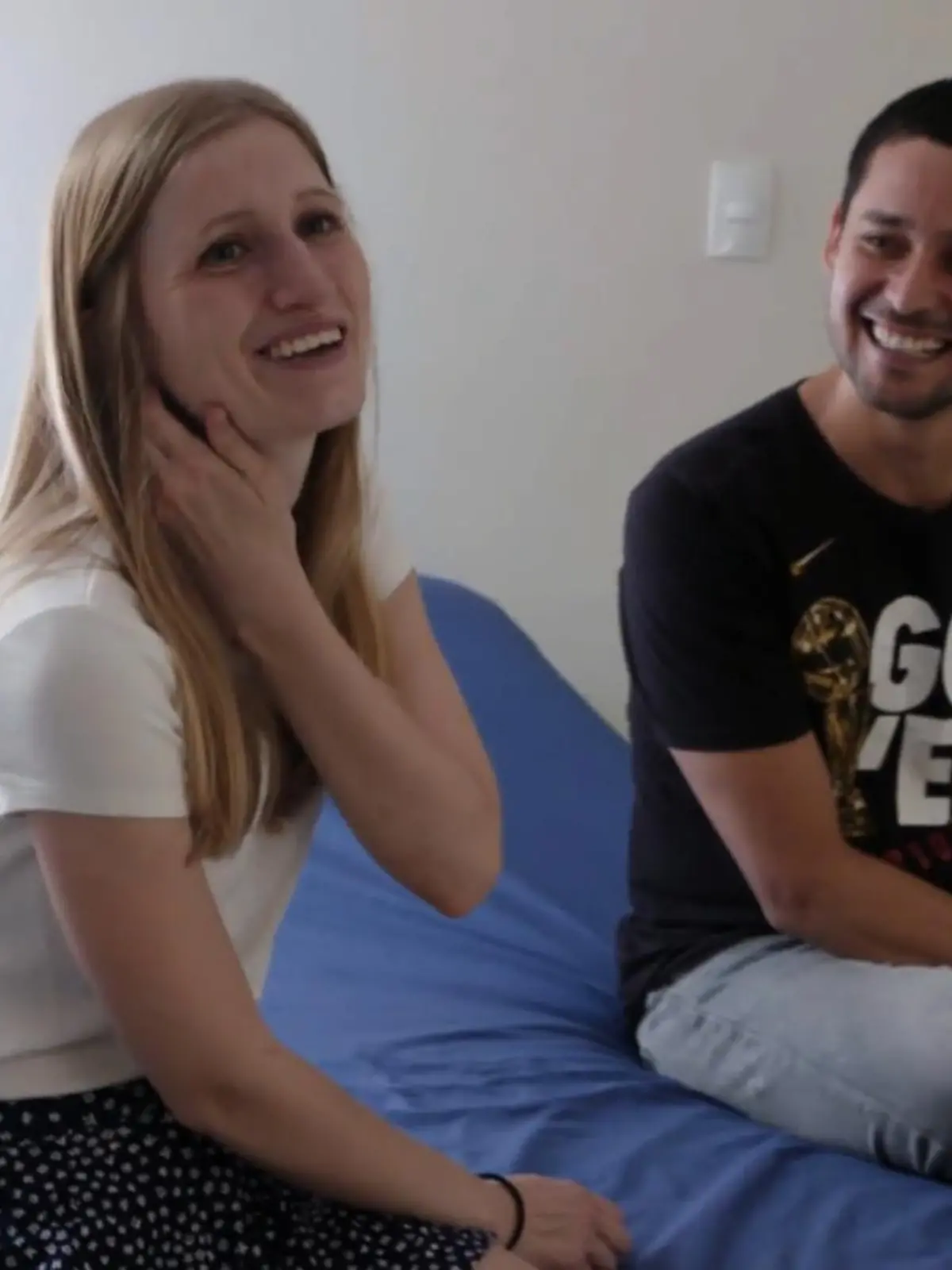 Bild zu: "Gitter vor Türen, Fenstern und Stacheln auf den Mauern"