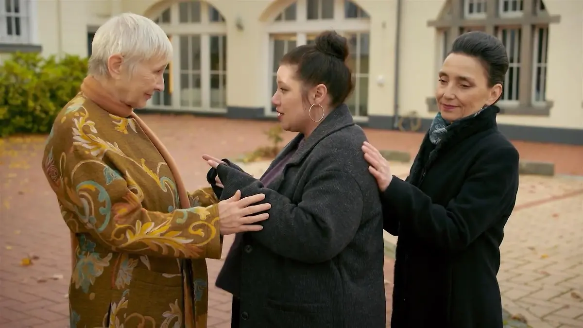 Vanessa herzt ihre Familie noch mal kräftig, bevor sie sich erstmals aus Essen verabschiedet. 