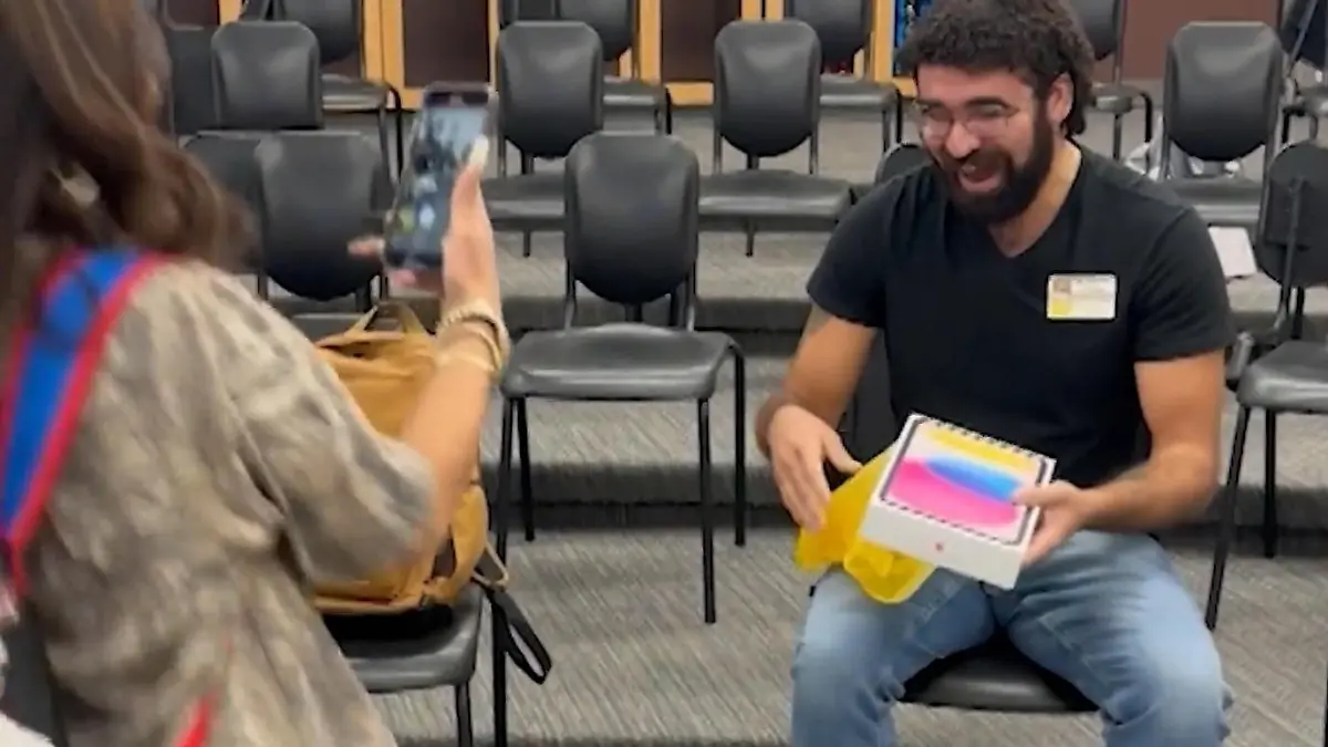 USA-Sch-ler-sparen-heimlich-f-r-Lieblingslehrer-und-machen-ihn-mit-Geschenk-sprachlos-