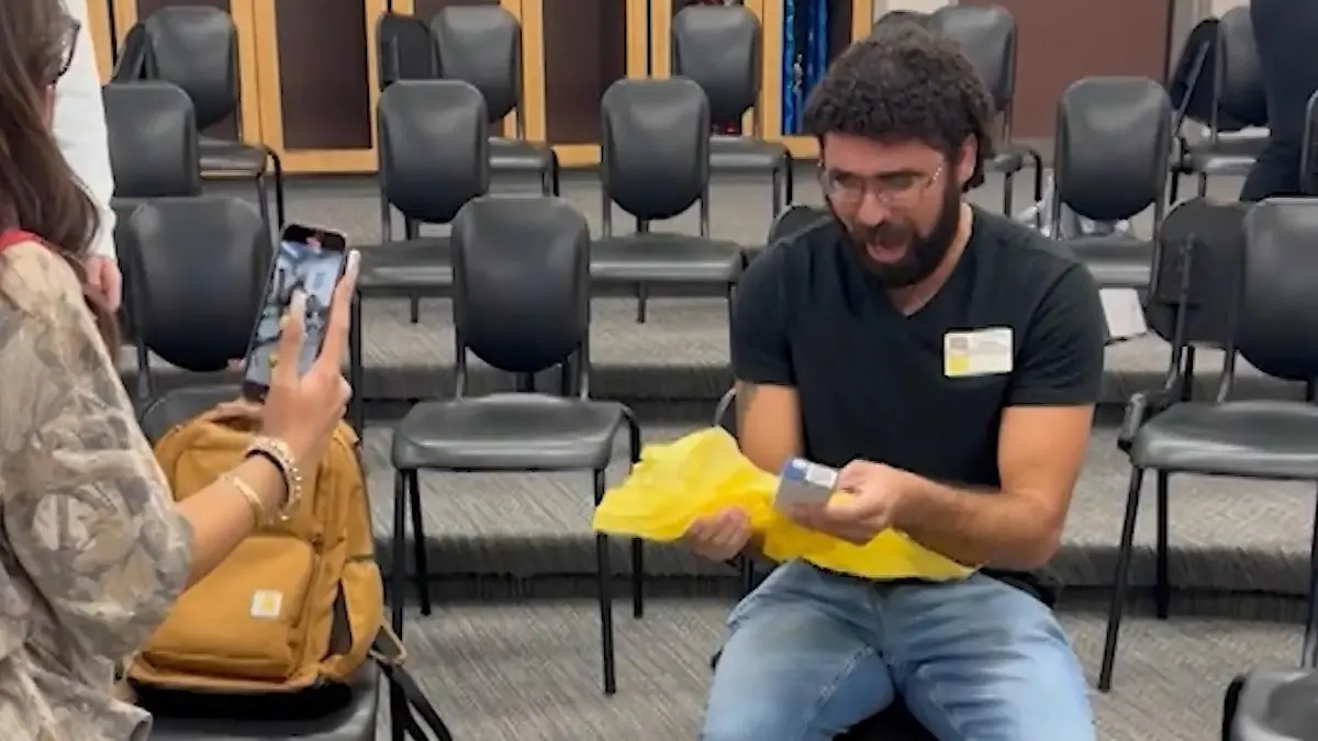 Schüler sparen heimlich für Lieblingslehrer - und machen ihn DAMIT sprachlos! Liebeserklärung im Klassenzimmer