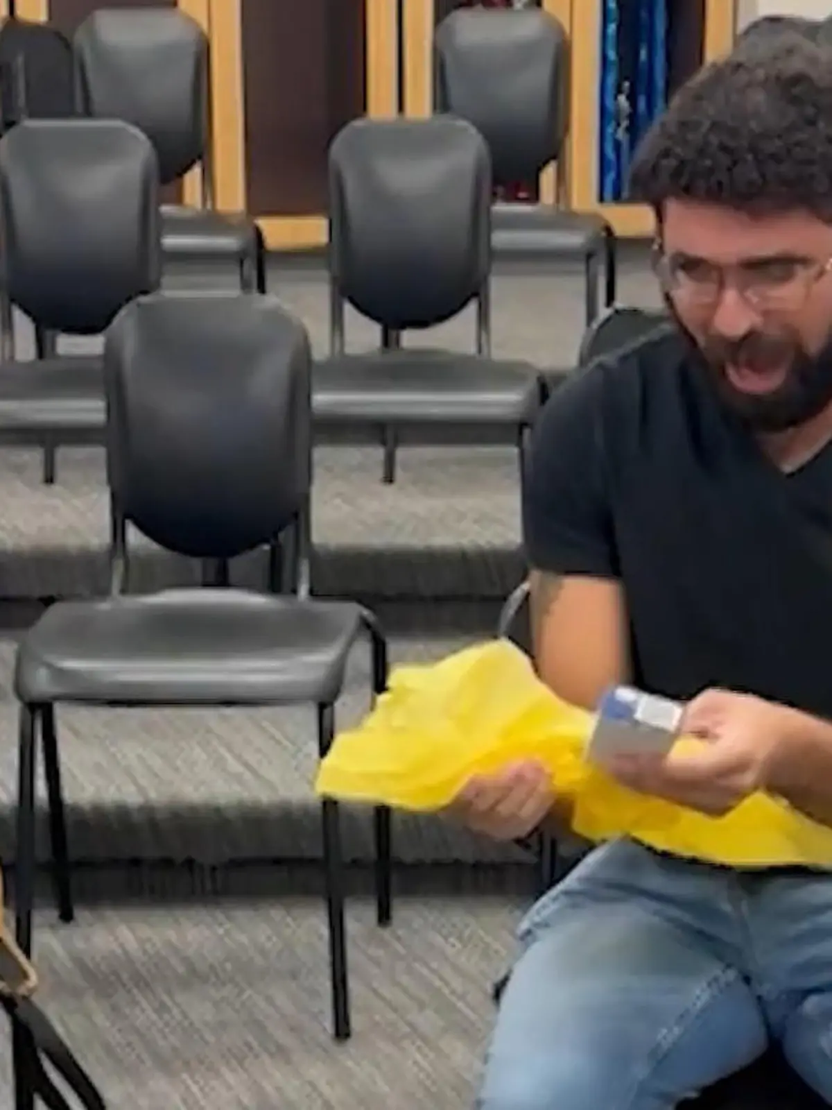 Bild zu: "Schüler sparen heimlich für Lieblingslehrer - und machen ihn DAMIT sprachlos! "